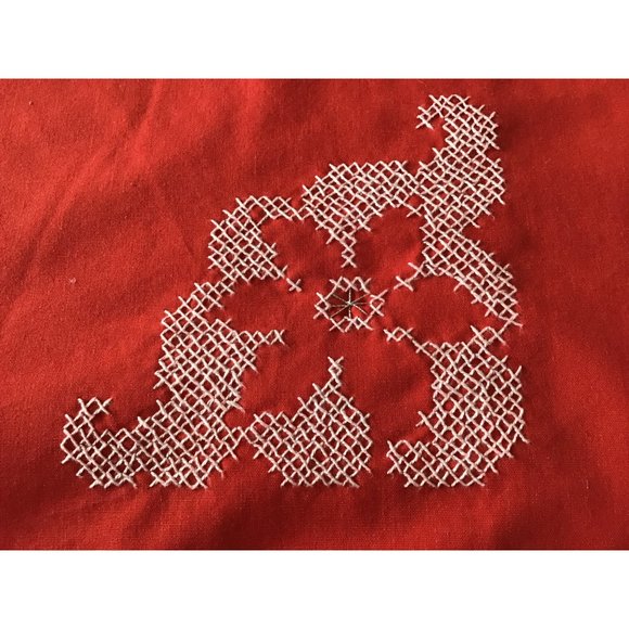 Vtg Handmade Embroidered Tablecloth 5 Matching Napkins Red White 86” x 59” - Picture 3 of 5